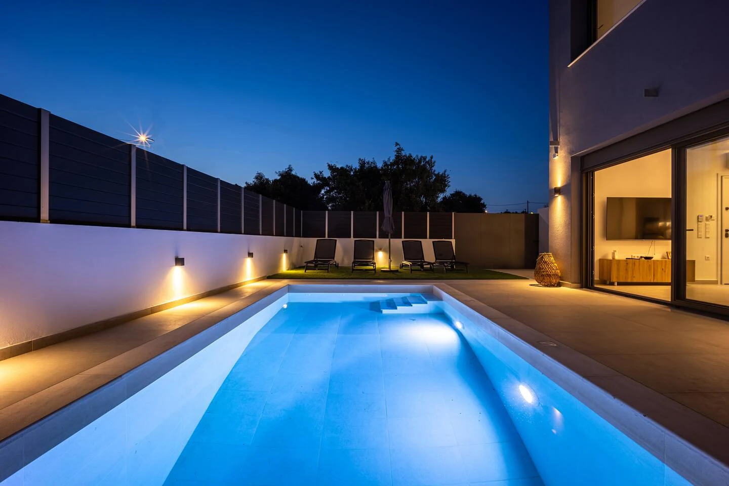 Villa Elaria — βραδινή άποψη ιδιωτικής πισίνας