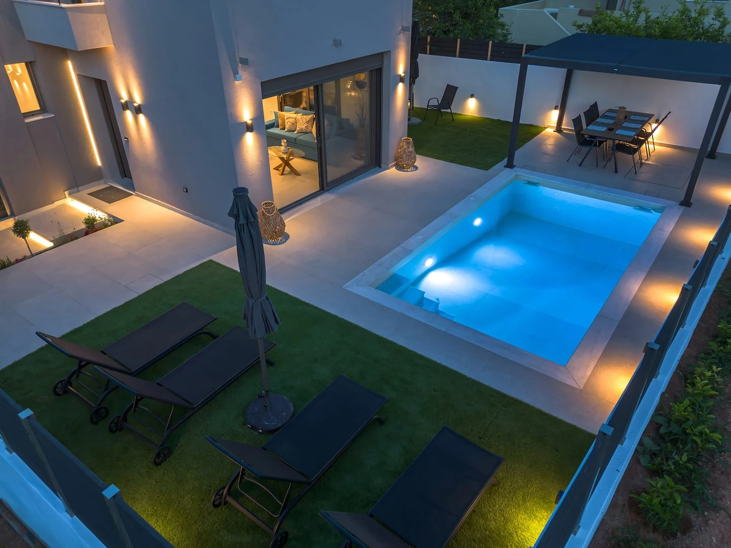 Villa Elaria — βραδινή άποψη ιδιωτικής πισίνας
