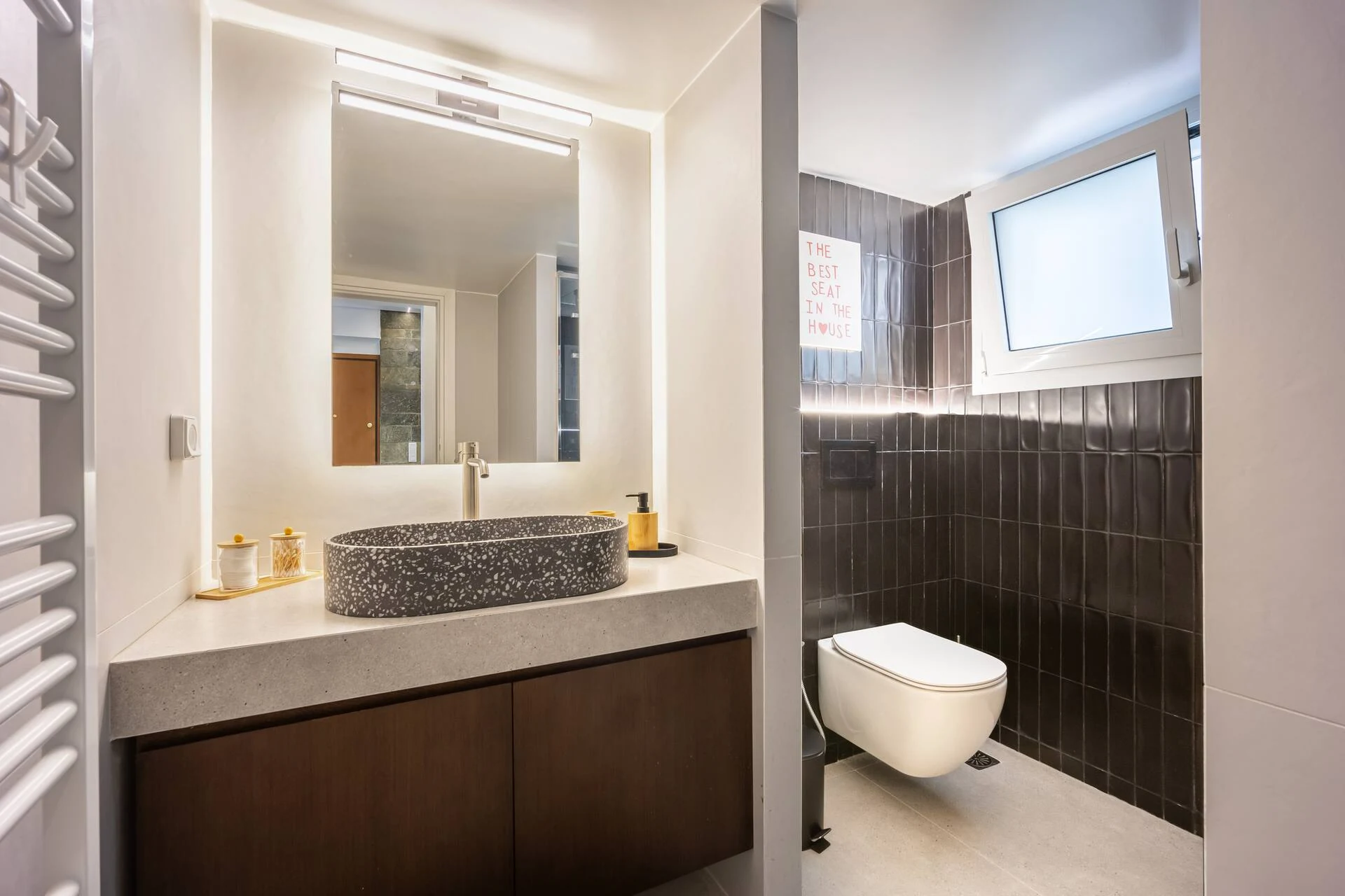OCC Design Apartment — Γενική άποψη μπάνιου με φωτιζόμενο καθρέφτη