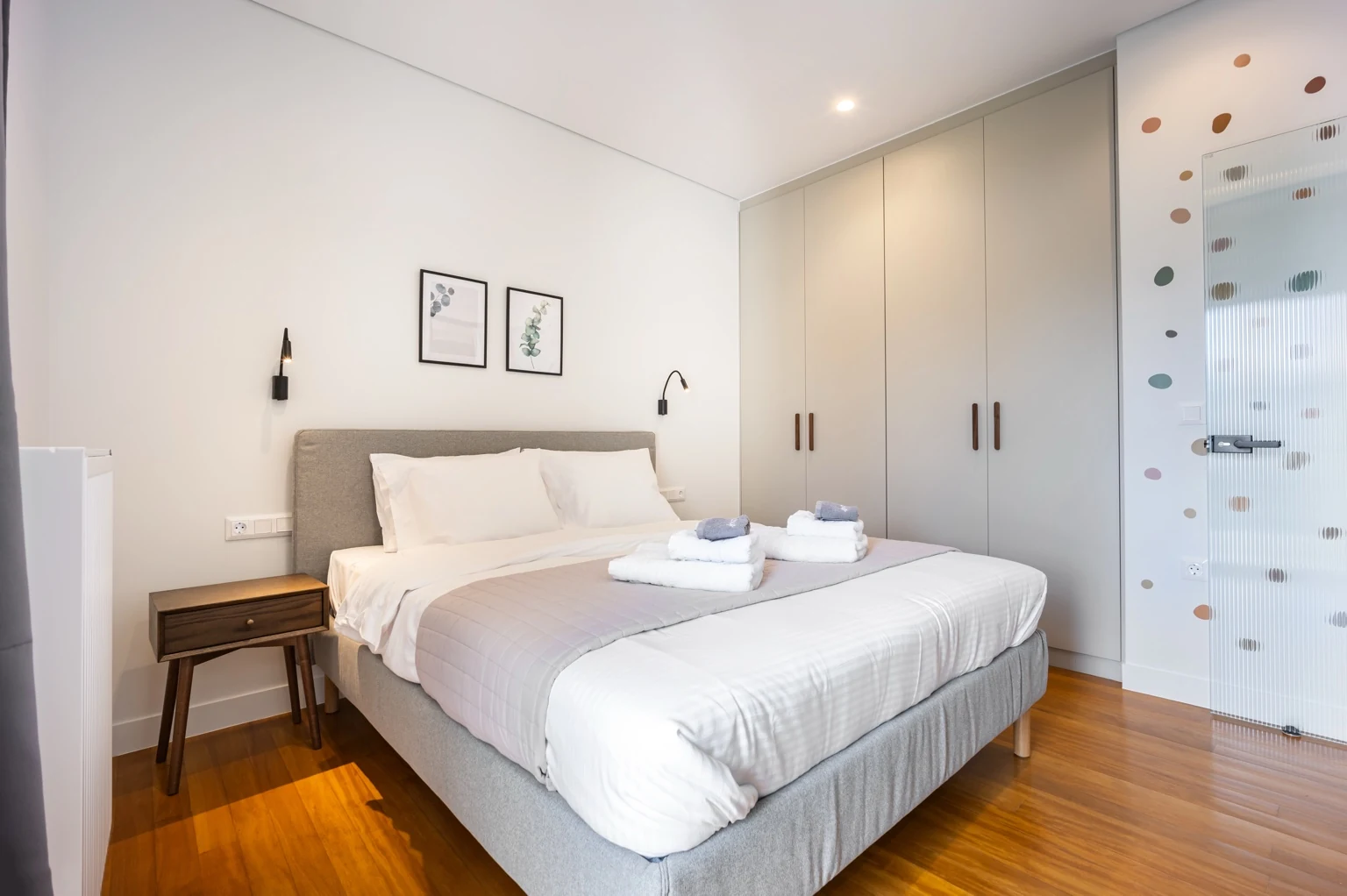 OCC Design Apartment — Υπνοδωμάτιο με επιτοίχια φωτιστικά