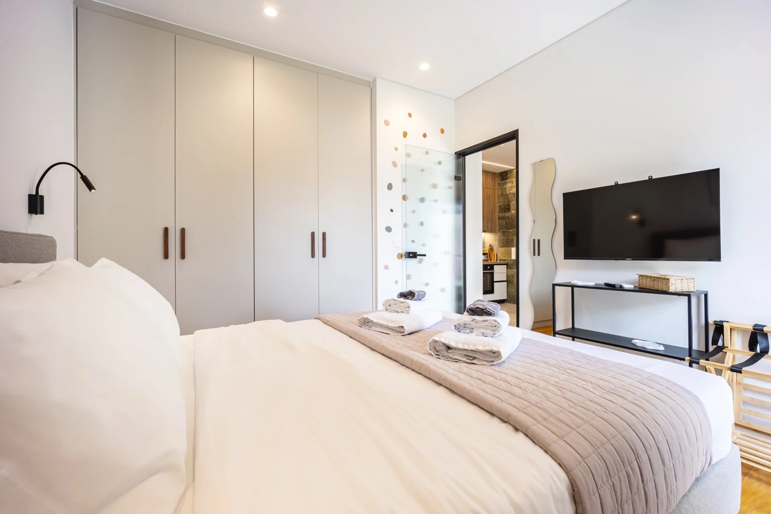 OCC Design Apartment — Υπνοδωμάτιο και εντοιχισμένη ντουλάπα