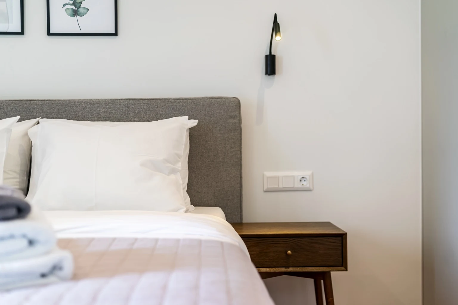 Ξύλινο κομοδίνο — Contemporary Athens Stay