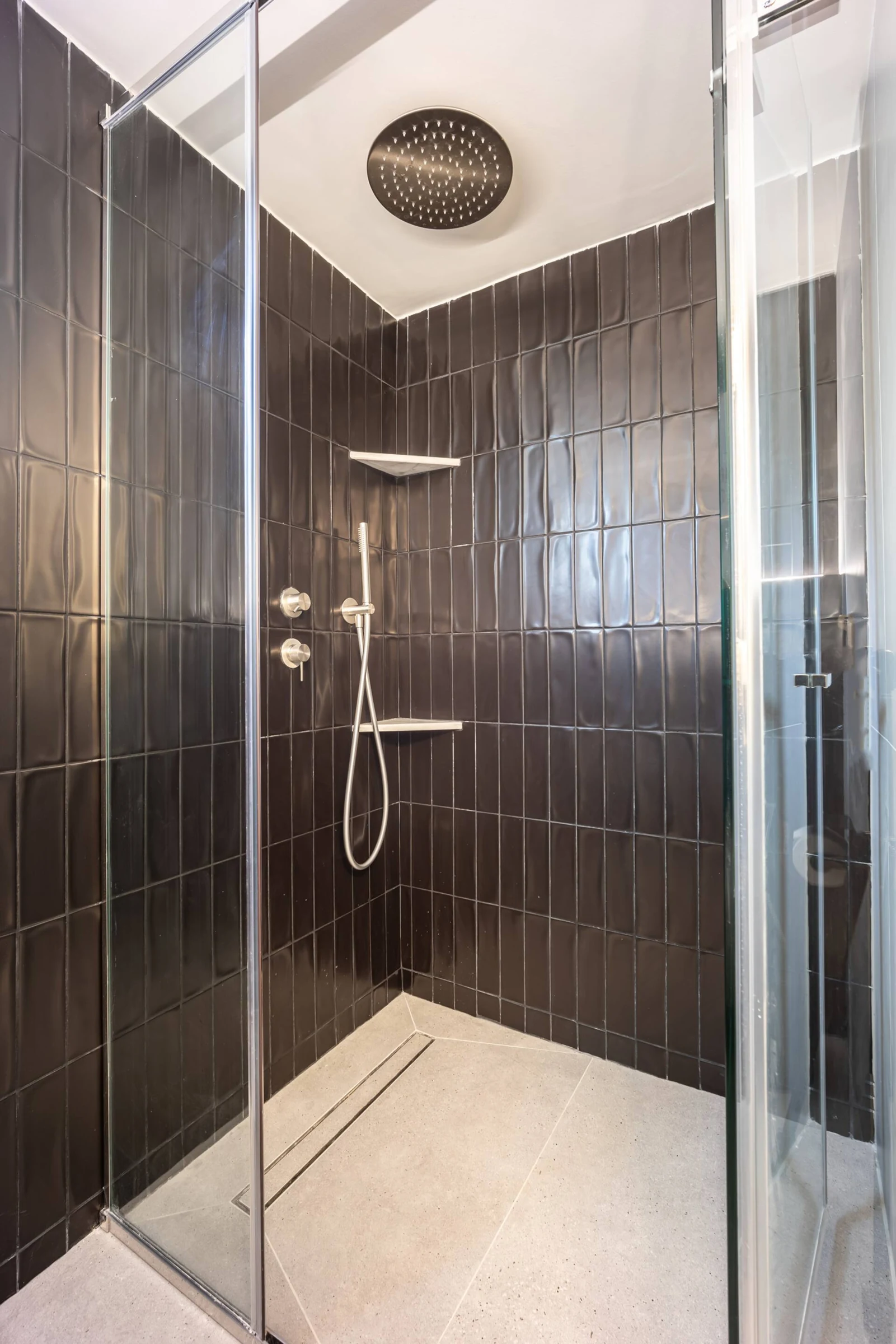 OCC Design Apartment — Ντους με γυάλινο διαχωριστικό