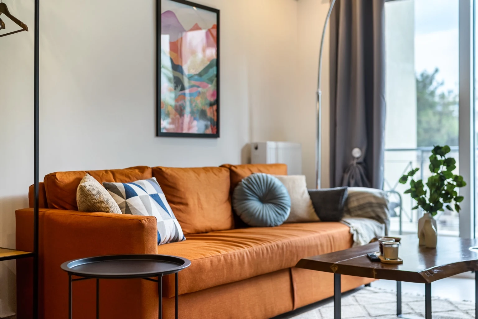 OCC Design Apartment — Κεραμιδί καναπές και λεπτομέρειες καθιστικού